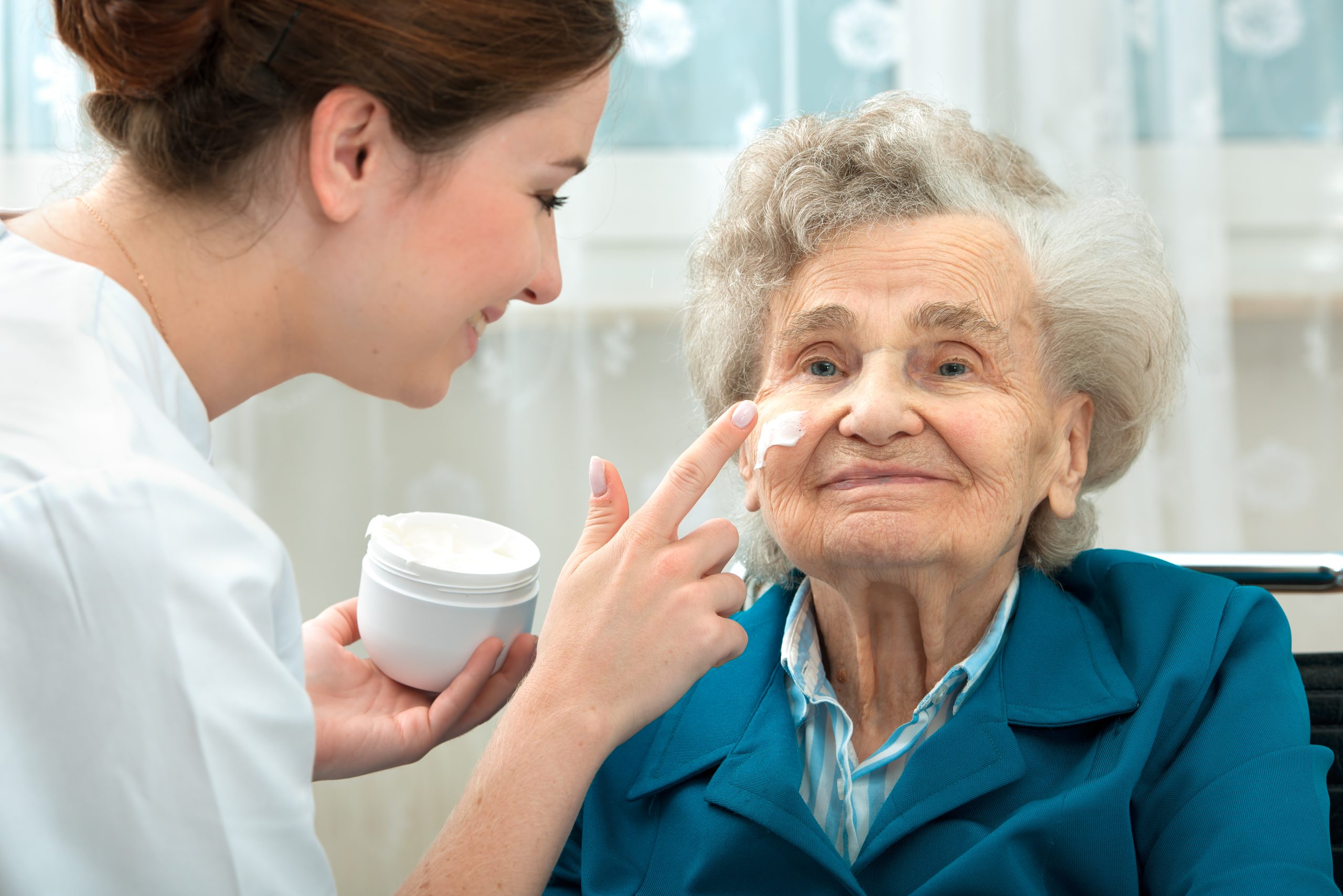 How to Help the Elderly with Personal Hygiene – Tips for Caregivers